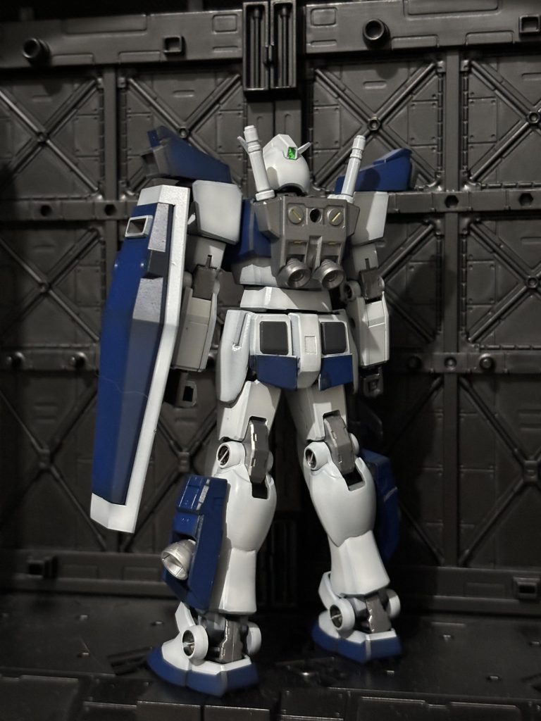 頭部センサーは100均のフィルムテープを使用しています。肩・胸・腰・脚部にそれぞれオリジナルの装甲を取り付けています。追加装甲で重くなる分スラスターを追加して推力を維持する?という脳内設定ですw