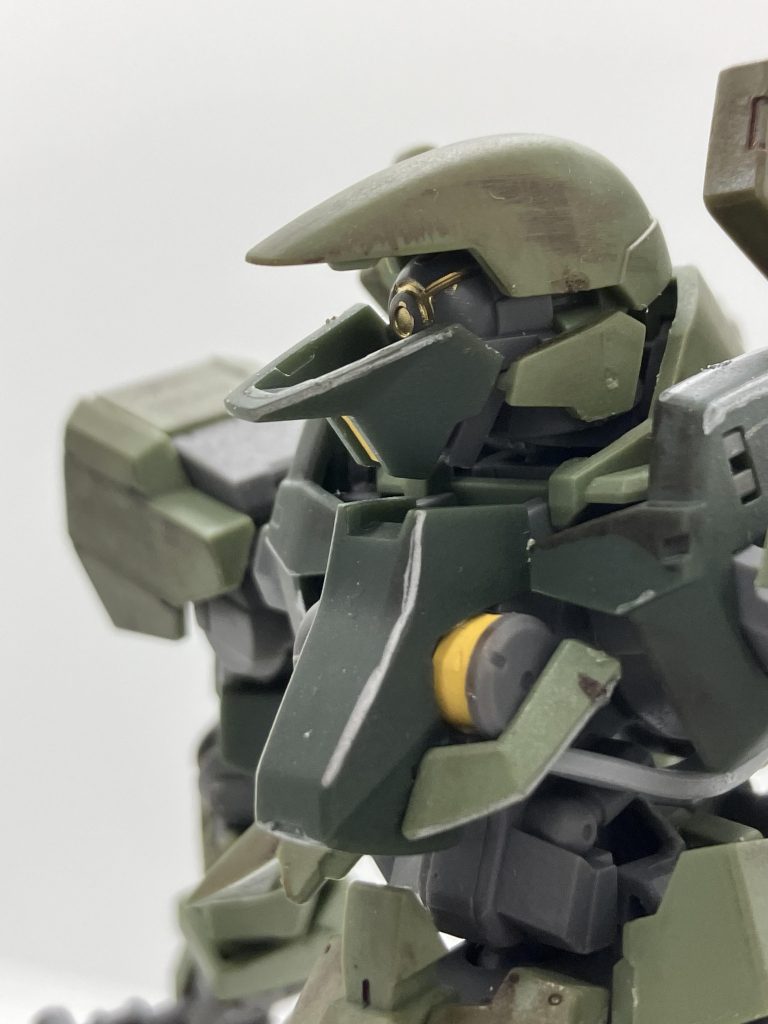 昔に素組みしたものを改修したので、エイハブリアクターや頭部はシール使ってます。頭部カバー内のセンサー部はゴールドで塗装。その他スラスターや斧をガンダムマーカーのメタリックで塗装しています