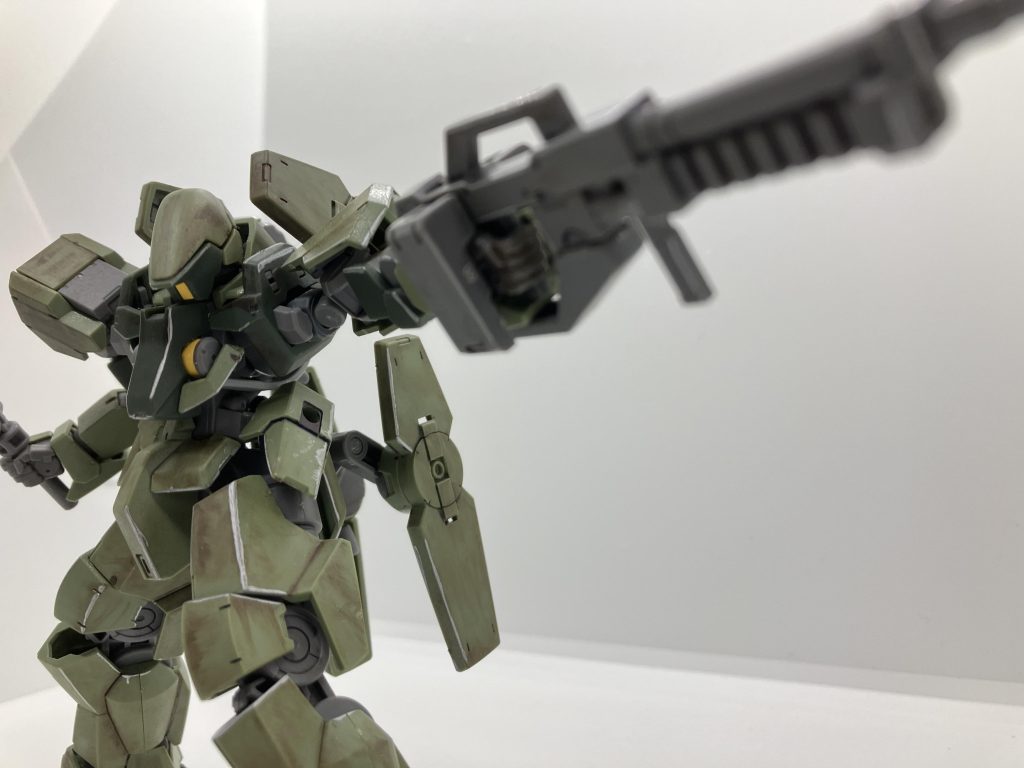 鉄血のオルフェンズより量産機グレイズです手を入れたところとしては、スミ入れ、部分塗装、つや消しトップコート、ウェザリングの順で行っています。