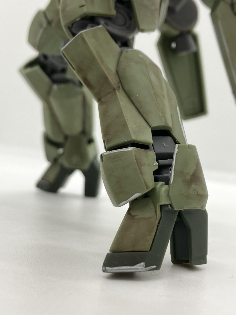 ウェザリングはブラウンで火星の土汚れをイメージし足回りを重点的にシルバーは塗装ハゲ・傷のイメージでパーツ端面に乗せています