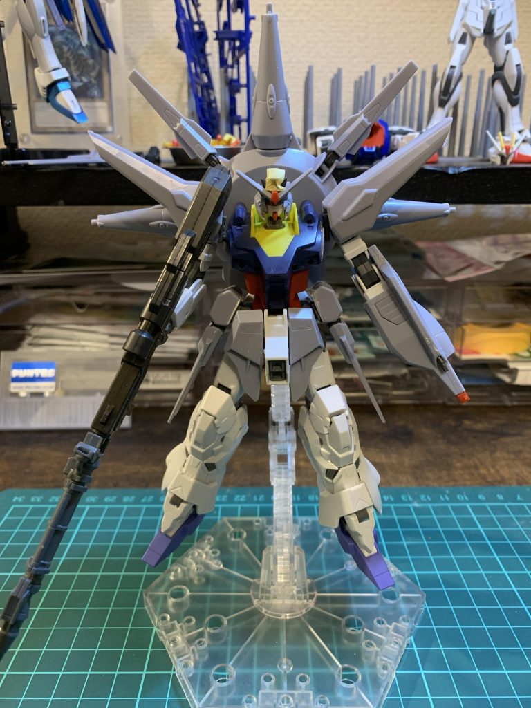 そんな感じで初めてなのに思い切った事をして大まかに纏まって形になってきた状態になった満足感でこのまま1ヶ月このままでした笑ライフルは長いライフルにかっこよさを感じるので30MMのライフルパーツを接着してます。