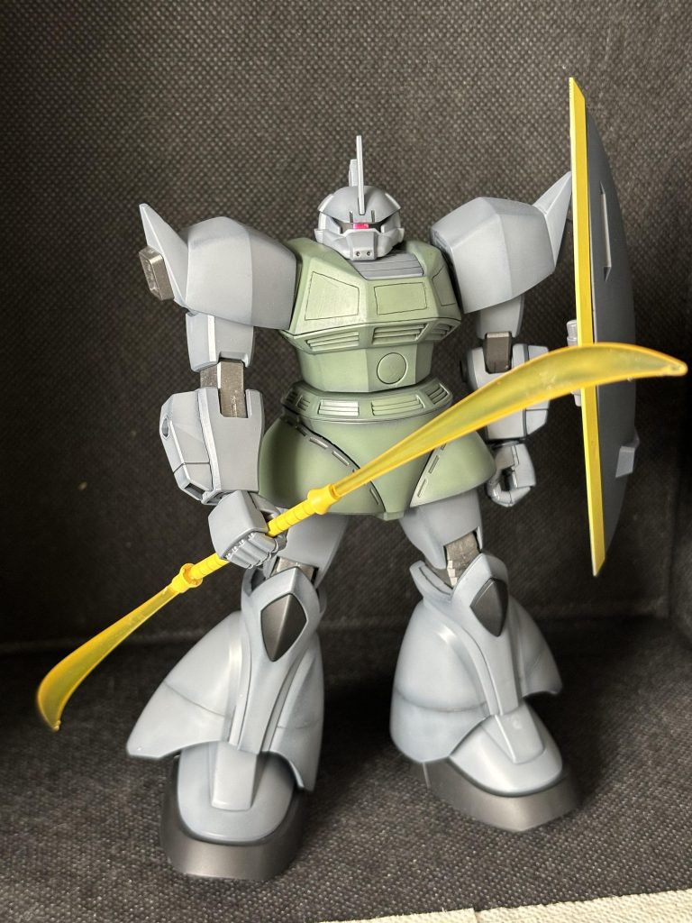 当初赤バンダイの時は関節がABS製だった記憶がありますが、青バンダイになってKPSに変更したみたいです。ABSはトラウマしかないのでありがたいですwやっぱりジオン機は指揮官のアンテナがついている方がカッコいいですね!
