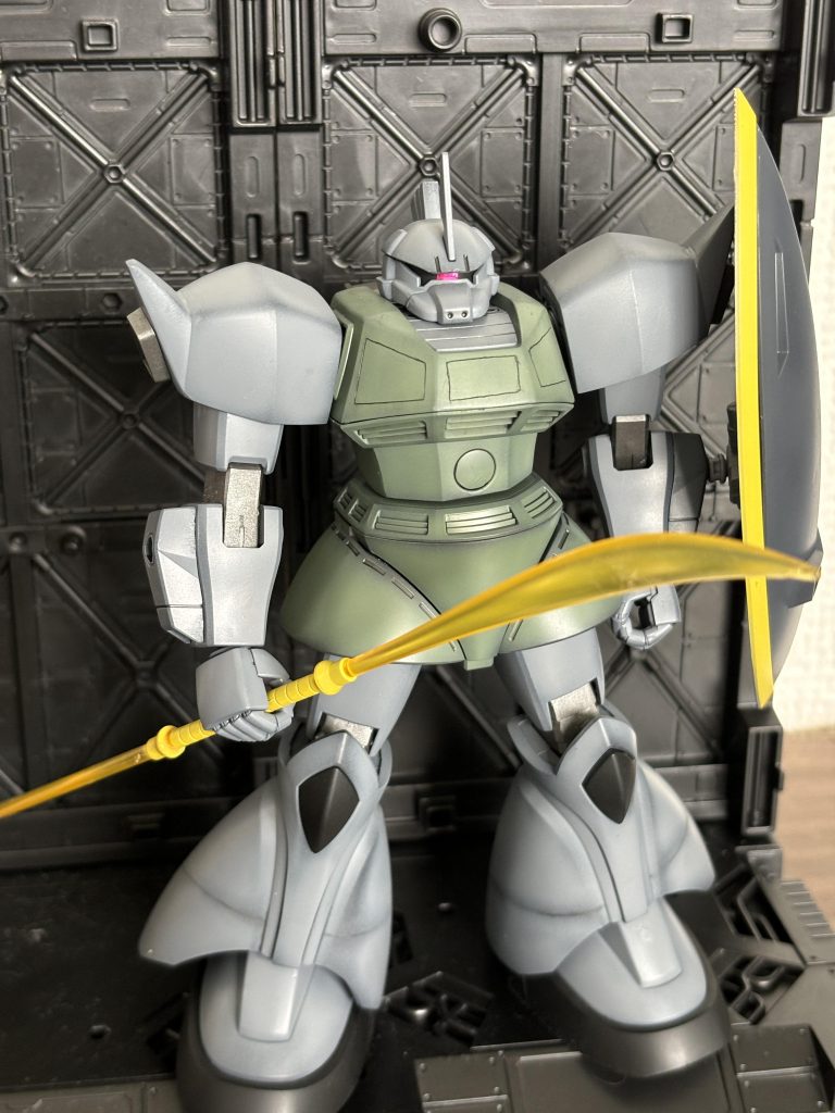 カラーレシピグレー:ファントムグレー+ホワイトグリーン:ガンダムカラー ザクディープグリーンブラック:艶消しブラックイエロー:ガンダムカラー MSイエロー関節:ブラック+シルバー塗装はいつものように黒立ち上げです!
