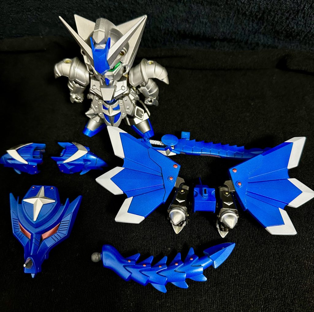 装備一式。ブルーは全てメタルブルーを使用。所々にゴールド、レッド、ホワイトを使用しています。パックパック、ドラゴンの目頭にはメタルブラックを使用し、シックに仕上げいます。