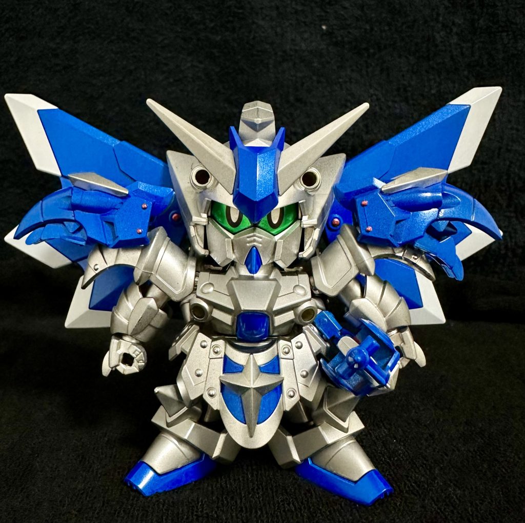 装備してみると、バックパックのホワイトがいいアクセントになってます。所々のレッドがあまり目立たないなぁ。