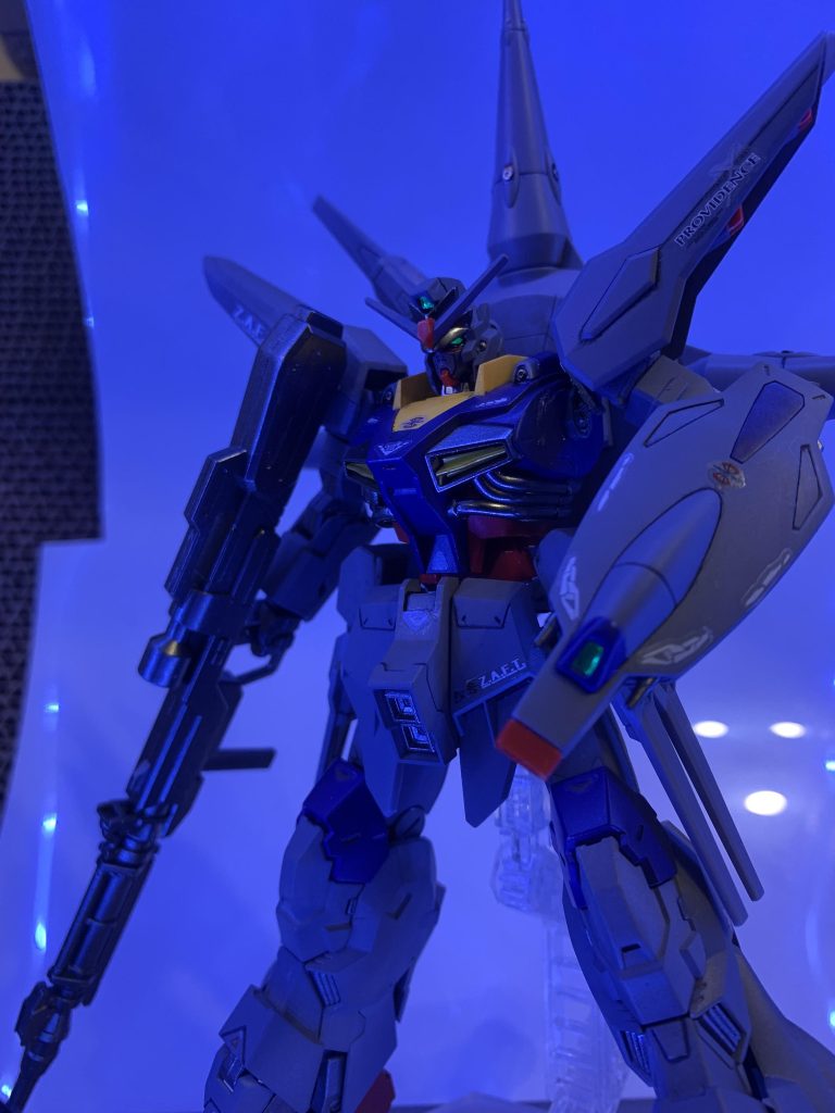 わかりにくいですがツインアイを蛍光塗料で塗って光るようにしました。憧れを一つ叶えられました。ツインアイの塗り分けは難しいですね、、、