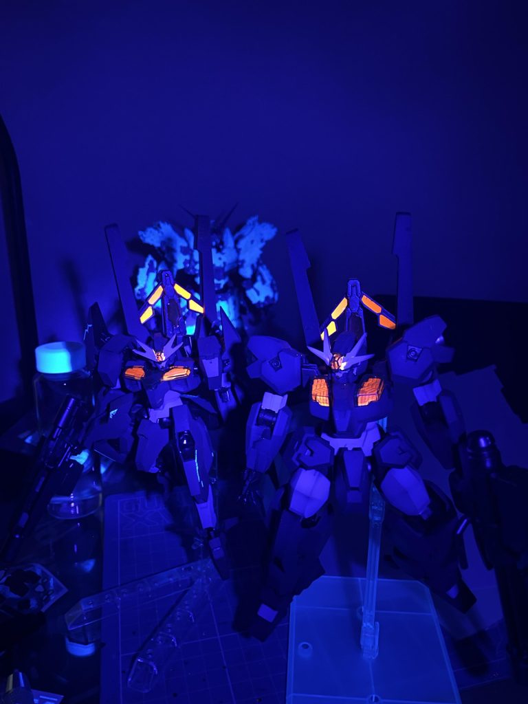 一部蛍光塗料(レッド)を使用しています。