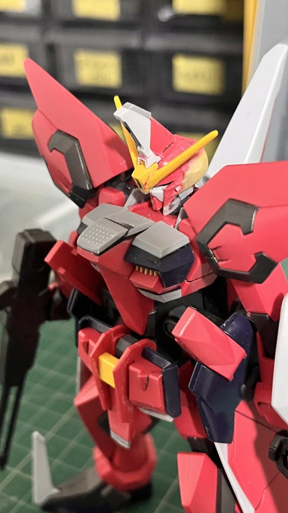 1mmプラ板で胴体を画像のように加工画像ではまだなのですが首の位置を少し手前にずらして、襟を1mmプラ板で制作してディテールを付けました