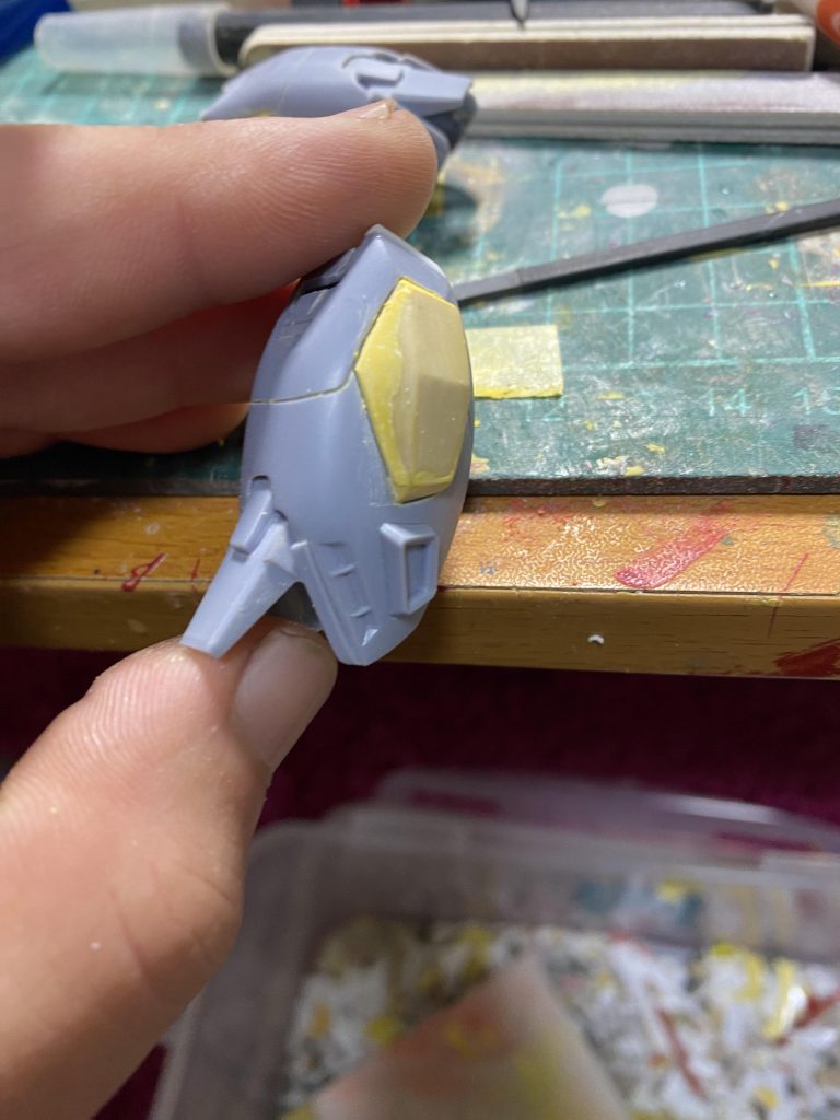 脹脛の張り出しが曖昧でモッサリしていたのでパテで新造しました。エッジも効かせたので少しはシャープにみえるかと足付け根近くのダクト?部分近くにプレートをつけることによってシャープかつ、ボリュームをさりげなくだしました。アンクルガードは単調なデザインだったのでランナータグにてディテールアップ