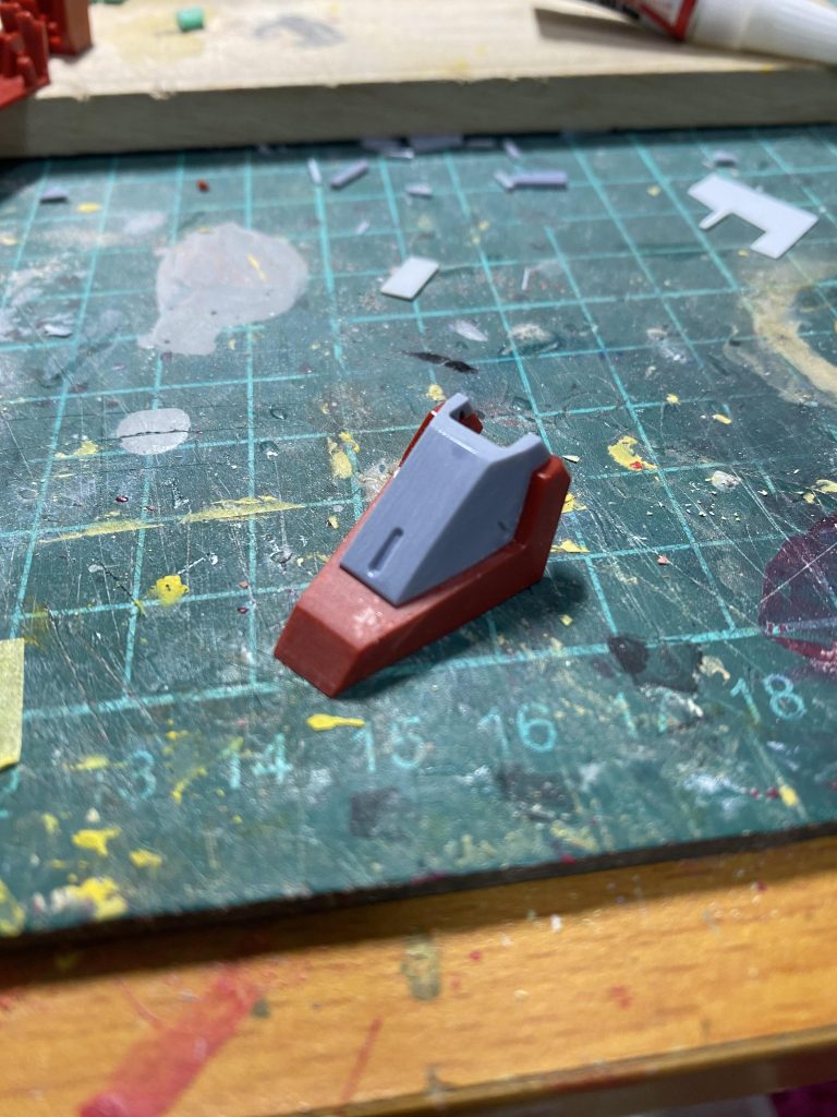 つま先部分はランナータグ積層し2ミリ延長して全体のバランスに合うようにしました。上半身がボリュームがありますので