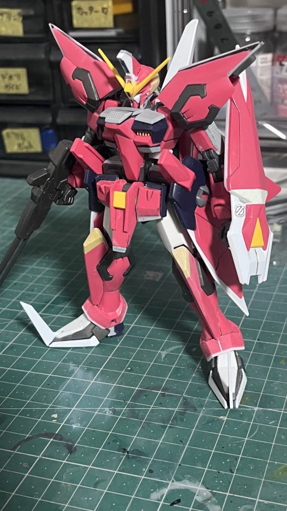 全体の修正箇所です。主にプラ棒、0.5mm、1mmプラ板、パテを使用太ももはHGCEフリーダムのジャンクパーツを使用