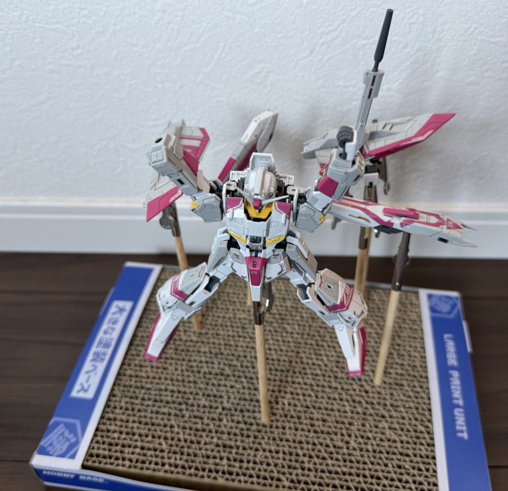 トップコートを吹きかける前の状態です。RGゼータって個人的にパーツを分けにくくて壊しそうだったので、本体はそのままにしちゃいました。