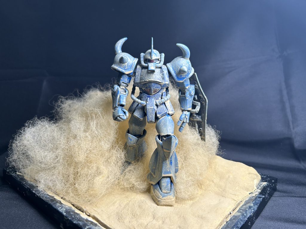 グフの目の前からポージングにはみなさん苦戦されると思うんですが、歩かせるだけでも一苦労でした。足幅や膝の曲げ方、目線や手の位置を少し変えるだけで感じ方が変わってくるので奥深い…