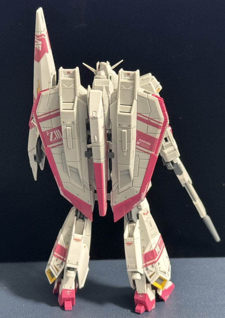 後ろからも撮ってみました。この背中のパーツもかなりかっこいいんですよね。前から見た時も存在感があり、すごく好きです。