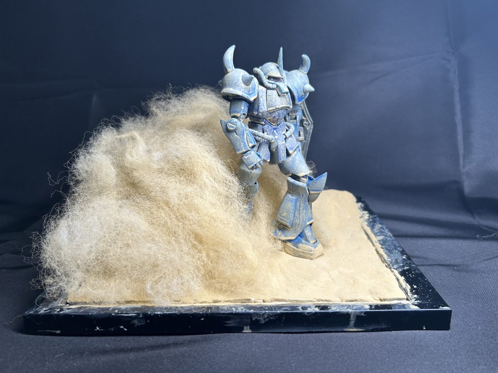 全体像です。初めて綿で砂煙を表現したんですが楽しいですね。楽しすぎて面積の半分以上を綿にしてしまいました。でもコレくらいしないと迫力が出ないんです。