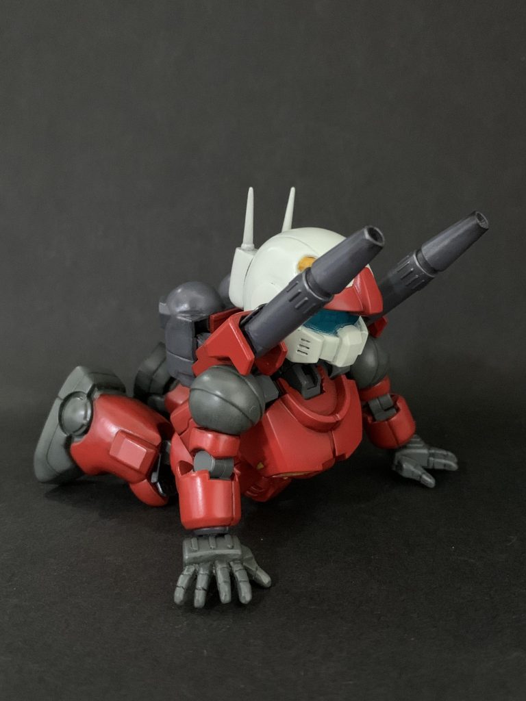 手は差替える必要がありますが、背中が後ろに動き後頭部とバックパックが干渉しないので、うつ伏せ仰け反りポージングが可能です。