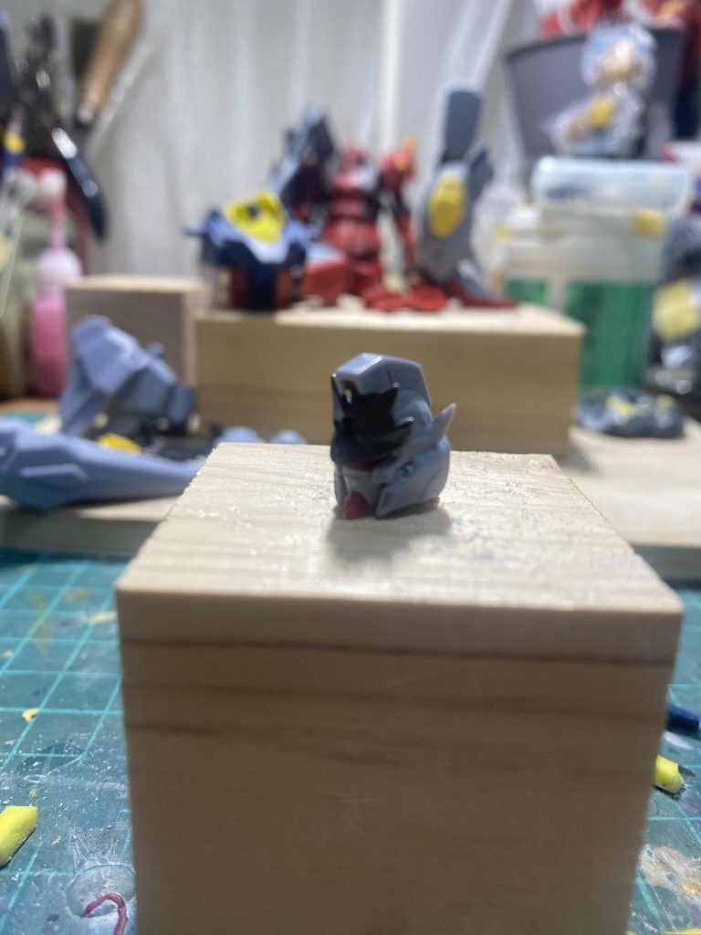 フェイス部分は1度切り離し口部分をシャープ化し、フェイスを1ミリ後ろにセット顔横ダクト上のツノを1ミリ延長パーツの合いが悪くラッカーパテを使いながら合わせ目を消しました。