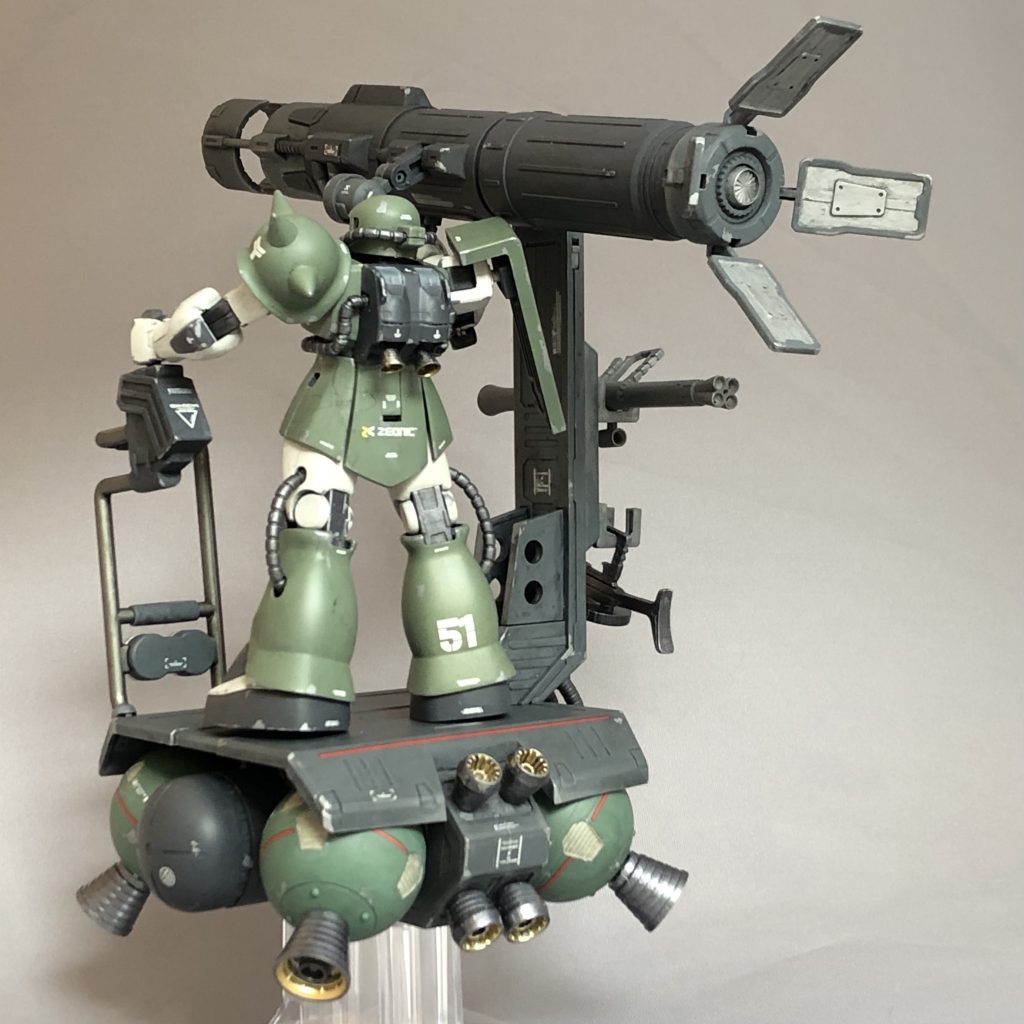 合わせ目を消した部分を中心に部分塗装にて塗り分けて、情報量を増やしました。