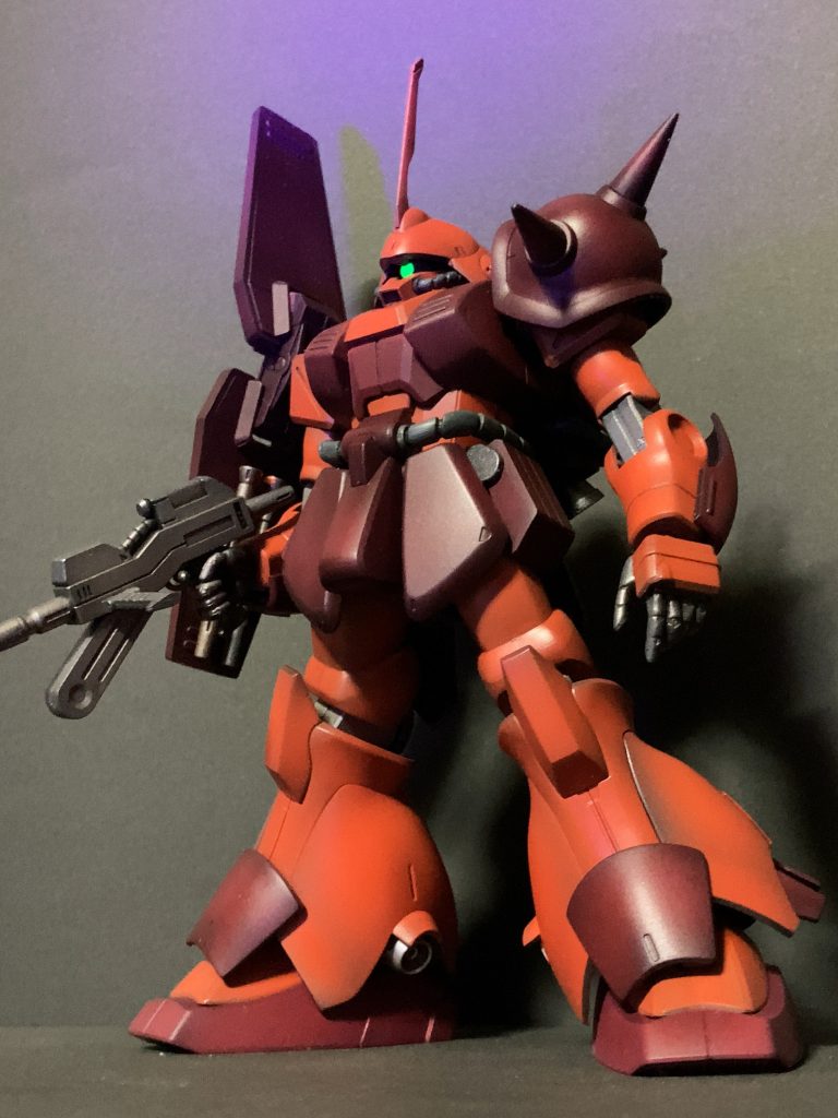 黒下地に白でハイライトを塗って、調色してつや消しクリアを混ぜたオレンジと小豆色を使用。好みで配色を変更し、動力パイプはジャーマングレーに変更。ライフルは焼鉄色で塗装しました🎨