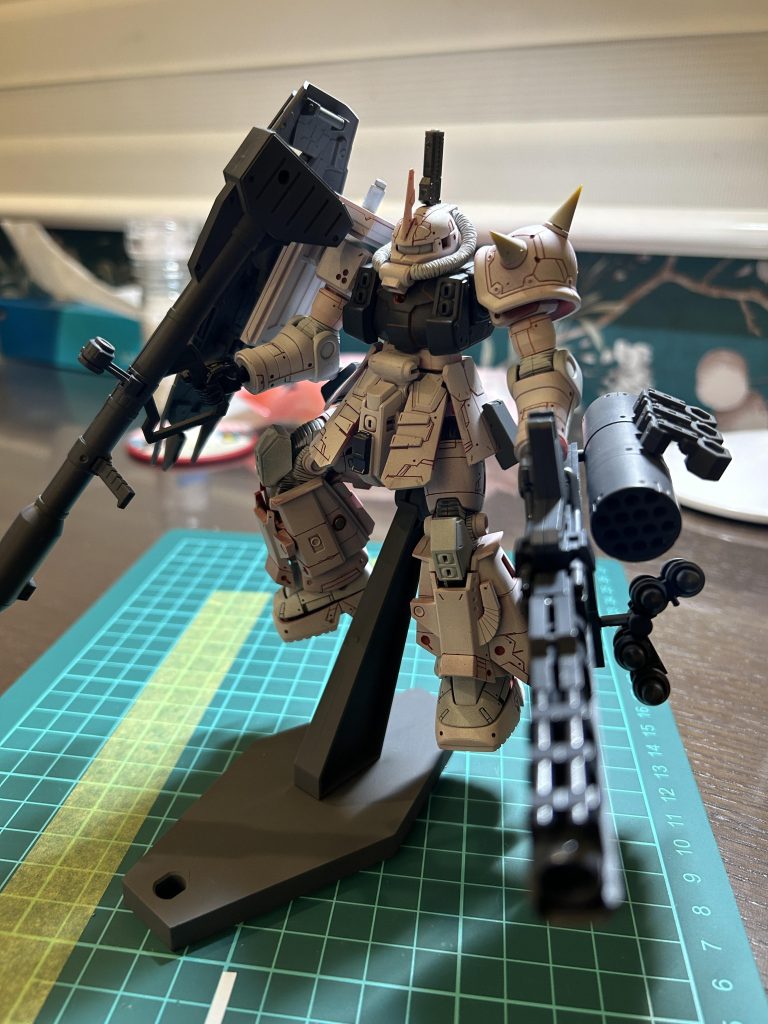 スジボリがだいたいできてきたのでステサフ塗って確認これだけでもかっこいい。ザクがかっこいいんだな。頭のちょんまげは、「殿様」っぽくなってしまったのでボツ。