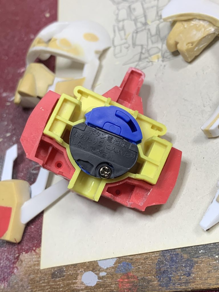 ちなみに、ガンプラくんはバンダイ製の純正電飾パーツも使えるようになってます。ただ、ツインアイに対して砲弾型LED1個なので暗めです。そういう事から2灯式の自作電飾ユニットを作った次第です。