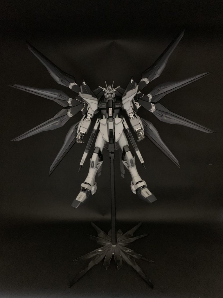 番外編ですが、こちらはMGストフリ。1番最初にフェイズシフト塗りを試した機体です。エアテックスのアルコール系ブラックライト塗料ではなく、水性エマルジョン系のブラックライト塗料を使用しています。