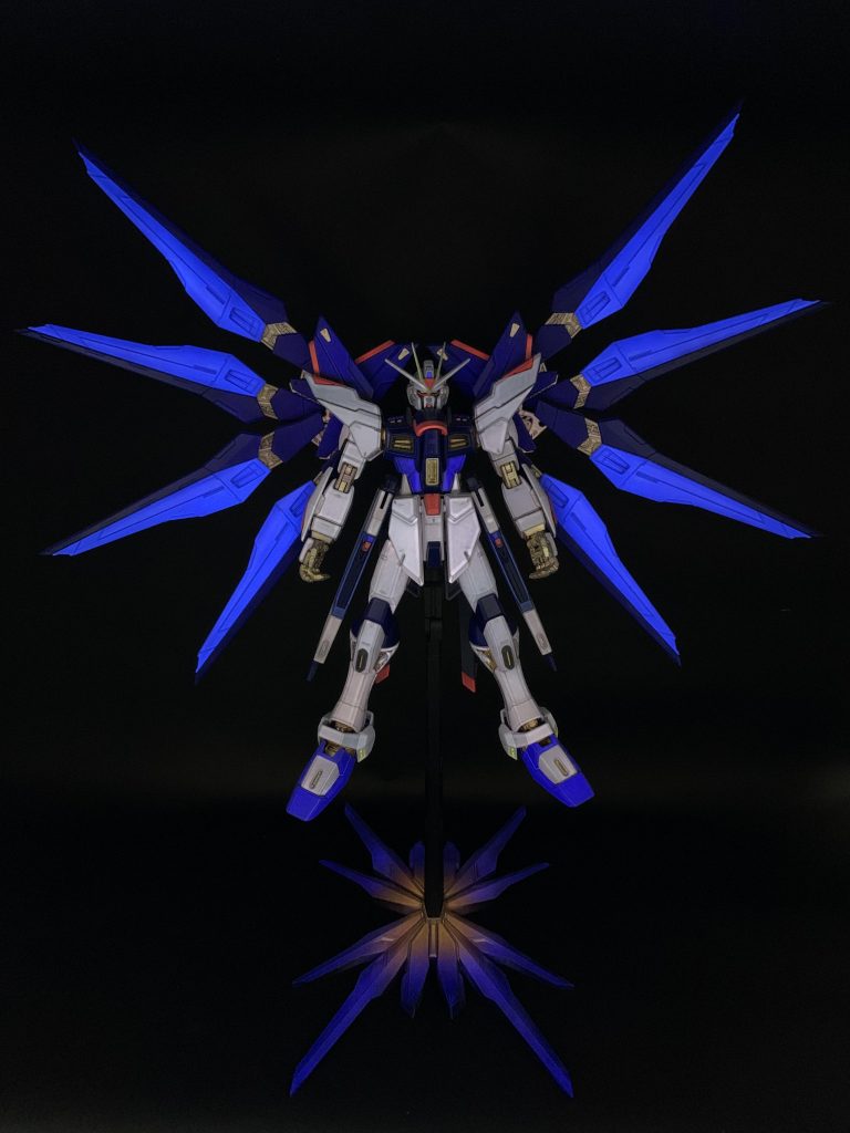 水性エマルジョン系はエアブラシでの扱いが非常に難しいですが、経年劣化しにくいのはこちらの塗料だと思われます。シンロイヒのマジックルミノペイントを使用しています。