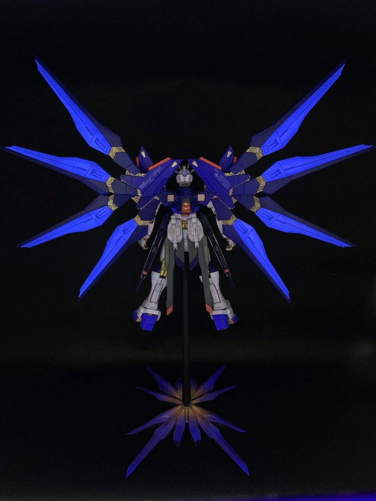 アルコール系より白が綺麗に発光しますが、粘性が高いのでエアブラシで吹きにくく、薄めると垂れやすい、という扱いにくさがあります。アルコール系はエアブラシで吹きやすい反面、油脂が付くと色褪せします。ならばコーティングすれば？となりますが、ラッカーでも水性でもクリア塗料を上塗りすると青みが強まるという特性があります。アルコール系、水性エマルジョン系のブラックライト塗料それぞれの扱いにくさがあるのであんまり流行らない塗料なんだろな〜と思いますね〜。ラッカーのブラックライト塗料が登場したら全て解決だと思うけど、出ないという事は技術的に難しい分野なのかも知れません。