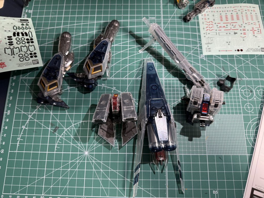 制作途中です。クリアパーツはデカールが見えにくいので、あえて貼らないのもありかなと思います。