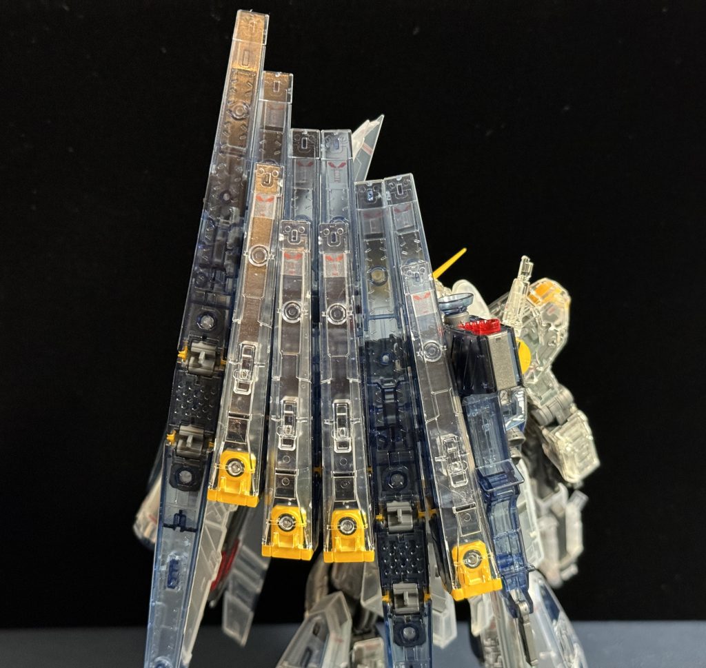 背中からも。こちらは特にHWSで変わる部分は多くないですが、そもそも武器積み込んでるので、むしろこれがいいのかもですね。ダブルフィンファンネルにしたらかっこいいのかな…?