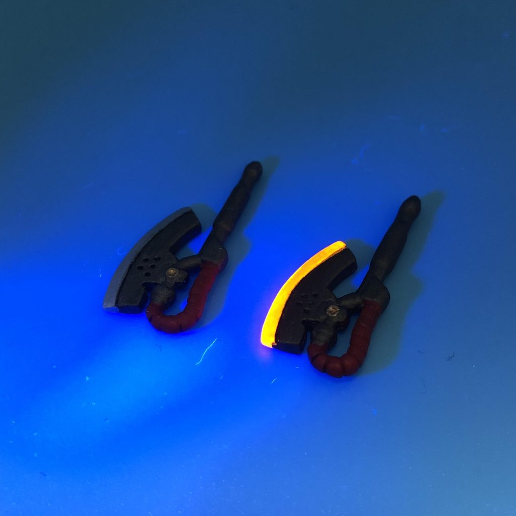 ヒートホークは発熱時用も作りました。発熱時の刃には「水性ホビーカラー蛍光オレンジ」を使用。UVライトで光ります。