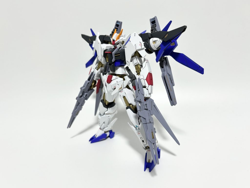 ストフリの配色にする為、塗り分け部分の筋彫り、マスキングでの塗り分けに加え、デカールをポイントで使用するなどしました。