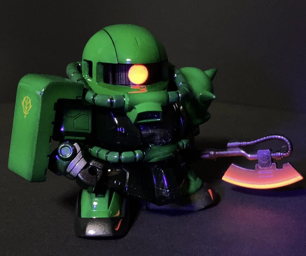 ジオンマークのデカールも2箇所使用。デカールの段差も消すよう、光沢コートしつつコンパウンドで磨いたりもチャレンジしてみました。段差は消滅しました多分。