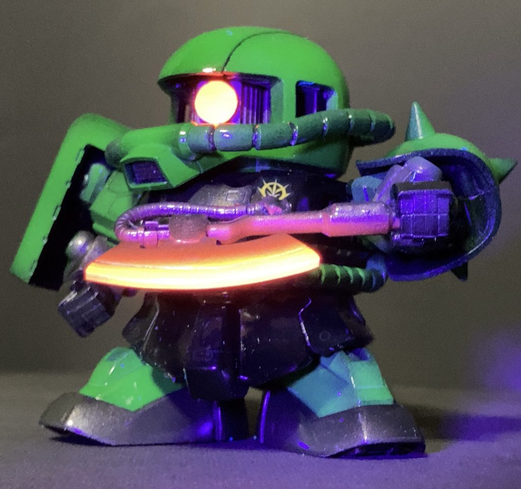 蛍光オレンジで塗った部分はブラックライトで発光