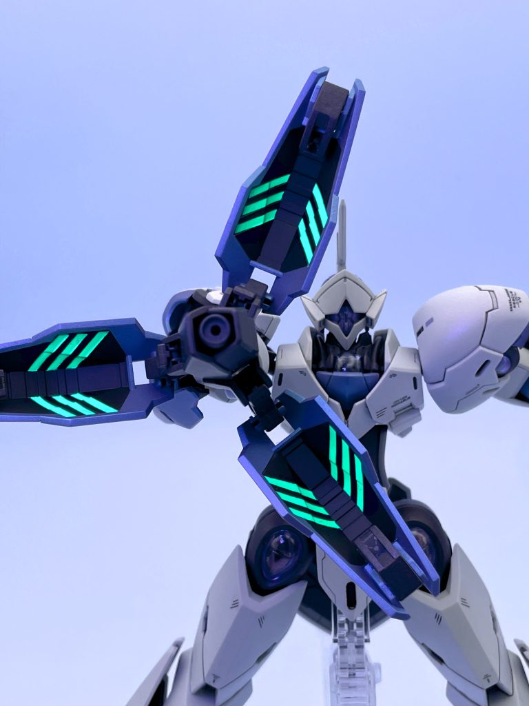 ビームブレイサー内部は面倒ですが塗装しました。ダリルバルデと同じく白立ち上げ→ビスマスパール→ガイアの蛍光ブルーグリーン＋蛍光イエローグリーンでビコーンです。