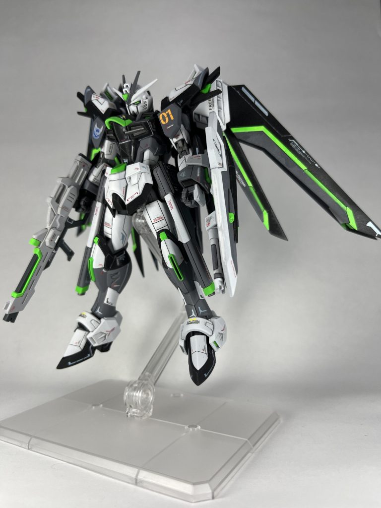 モノトーンに蛍光グリーンをアクセントカラーにして塗装。・グレーサフ・MSホワイト・MSグレージオン系・ブラック・蛍光グリーン＋ホワイト（9:1の割合で調色）