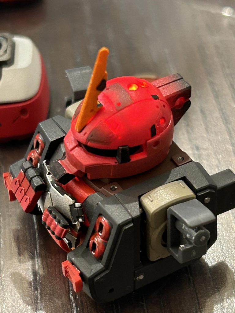 ミライトぶっさしたら、頭頂がめっちゃ光ったｗｗｗ完全に失敗。結局無理やりプラ板で蓋でして、頭頂に光が漏れないようにしたけど、これが正解だったのかは謎。。（何が正解なんだ？みんなどうやってるんだ？？）