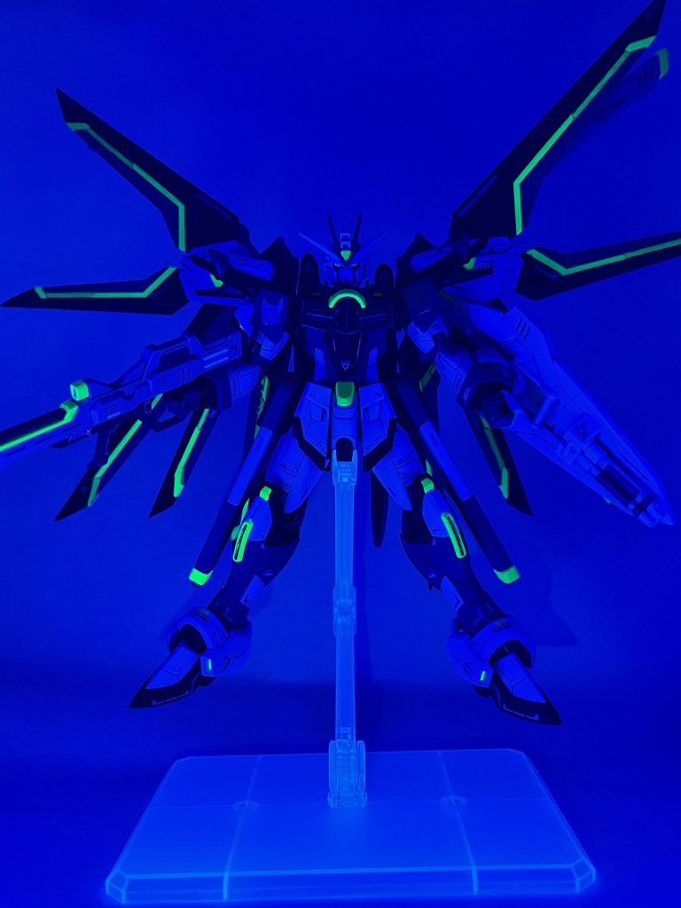 蛍光グリーン使っているのでUVライトで光ります。ヒーロー感も、ヴィラン感もある。