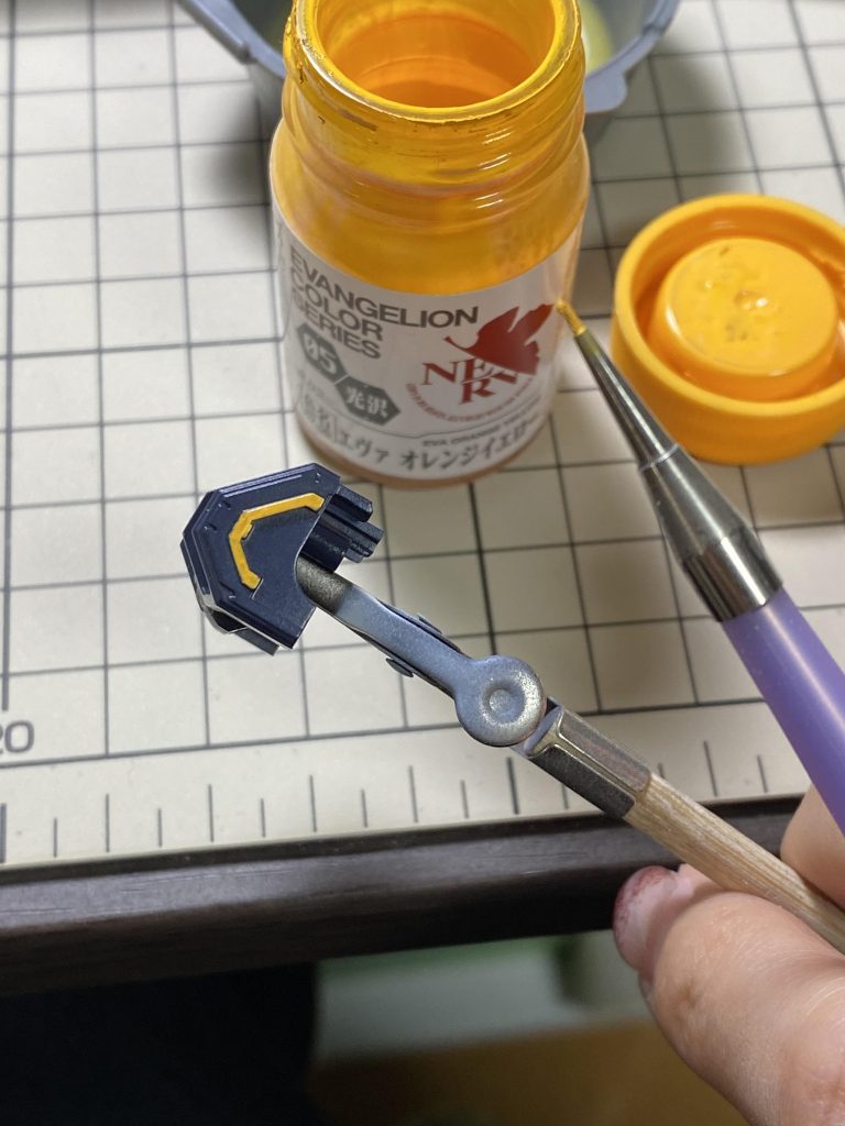 塗り分けえぐかった暗い色だと黄色は発色しないので悩みました。エヴァのオレンジイエローがいい仕事してます