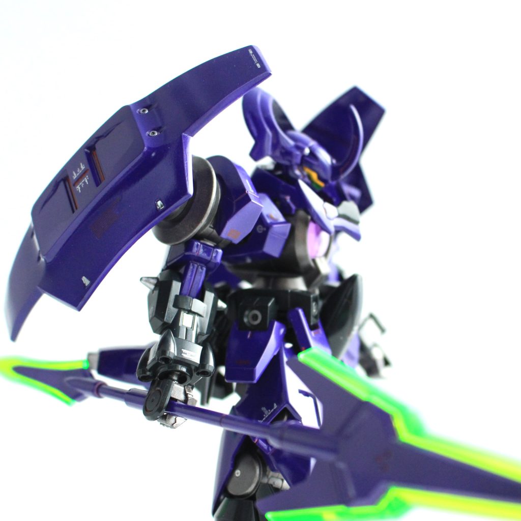 分かりにくいけど、赤でスミ入れして、赤のデカールも貼ってます。デカールはだいぶ沈んじゃったのでアシタさんのメタリックなのを使えばよかったな。