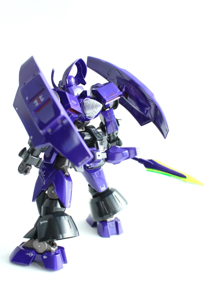 背中にはGNドライブがあるほか、ダリルバルデの隠し腕も付いています。ファンネルみたいに飛ぶよ! これで遠近対応もばっちりです。