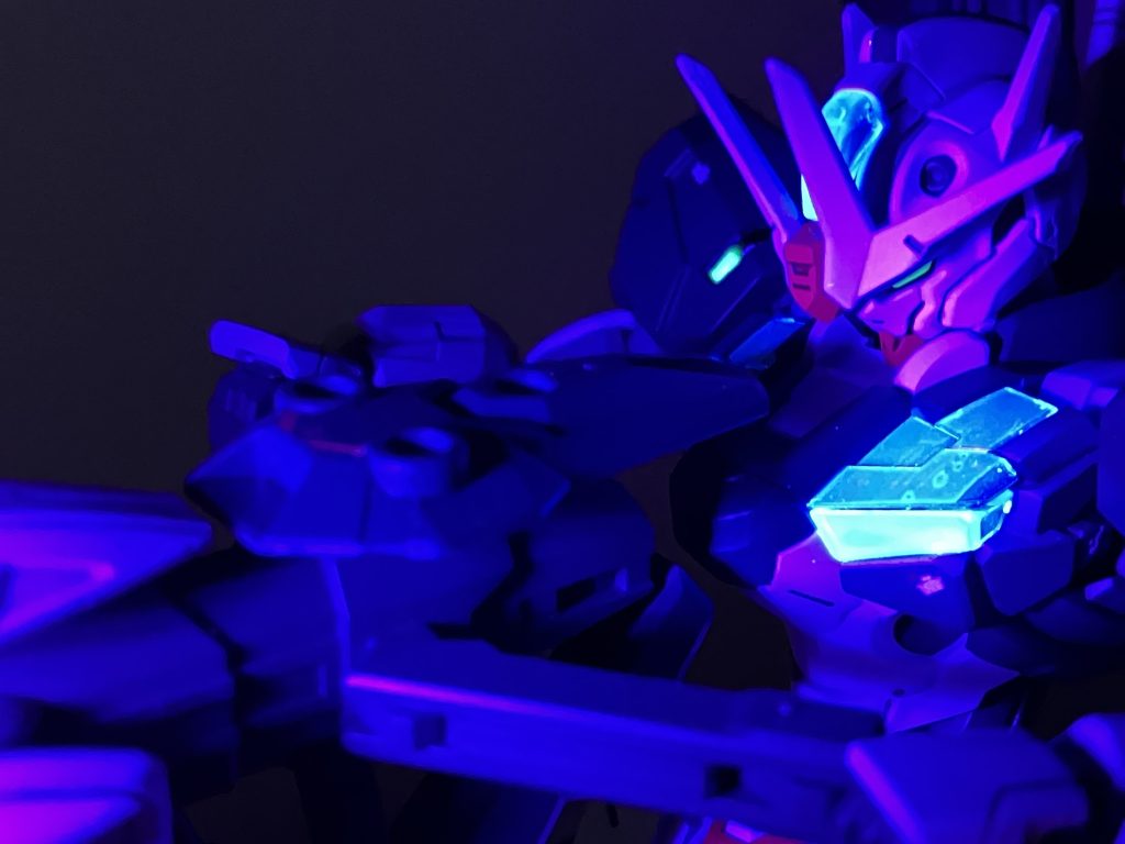 ブラックライトで光るようにしてあるのでパーメット6を再現できます。