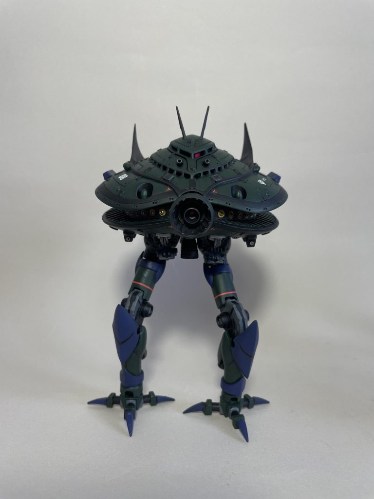 水性ホビーカラーの濃緑色をメインカラーにしました。青色はティターンズブルー2を使っています。