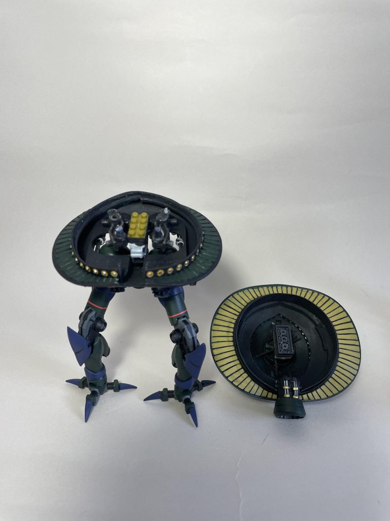 元々の接合パーツは使いものにならなかったので、百均のブロックを使って取り外し可能にしました。緑一色では物足りず、サンデイイエローを使ったのですが、胡瓜の様な見た目になってしまいました。沢山のメガ粒子砲にはつぶし玉を使っています。