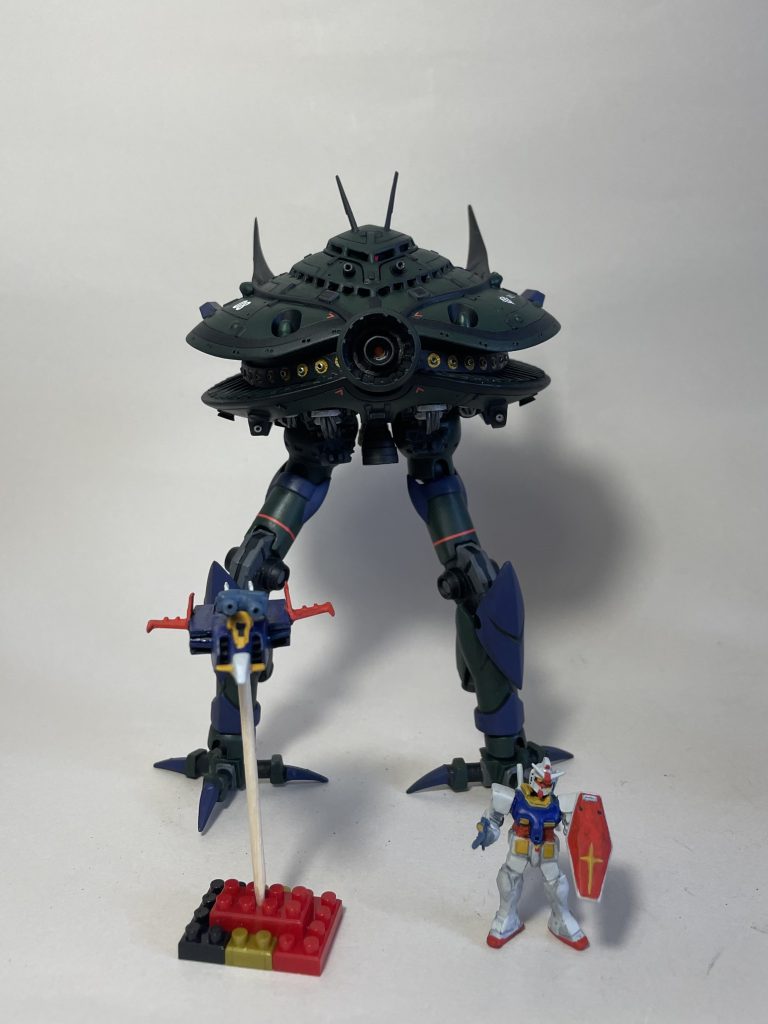 あわせてGファイターとガンダムを作成しました。Gファイターは百均のブロックから作成し、連装メガ粒子砲は爪楊枝を使っています。ガンダムはアッザムについていたものを流用しております。