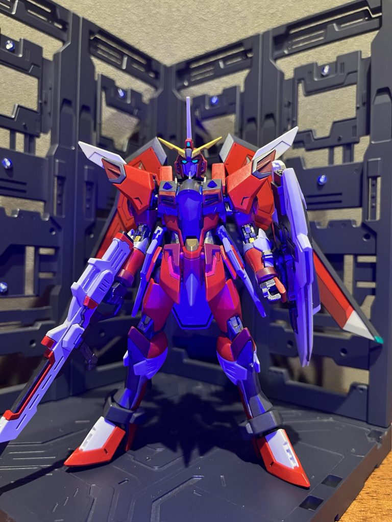 カメラ、センサー類とウイング先端は蛍光塗料で発光!