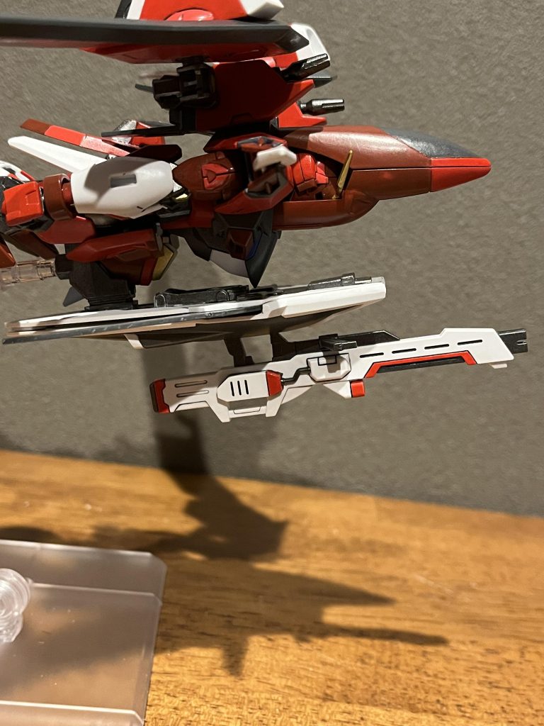 今回、シールドを薄くして、ライフルも深くさせるようにしましたがそれでもMA形態は分厚い…MA形態では飾らないので、時間かかった割に効果が少ない加工でしたorz