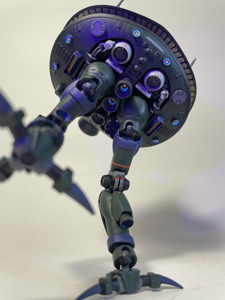 バーニアも増設し、蛍光色をいれて雰囲気をだしています。裏面のガチャガチャしたところは、皆さんの素敵な作品を参考にしてみましたが、デカールの配置やスジボリ同様、なかなか上手くはいかないものですね。