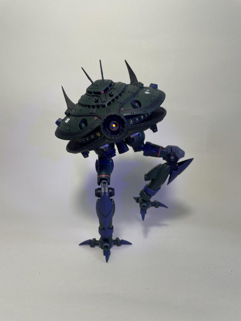 膝関節には膝裏の動力パイプに惹かれたので、ユニコーンガンダムのパーツを流用しました。正座もできます。