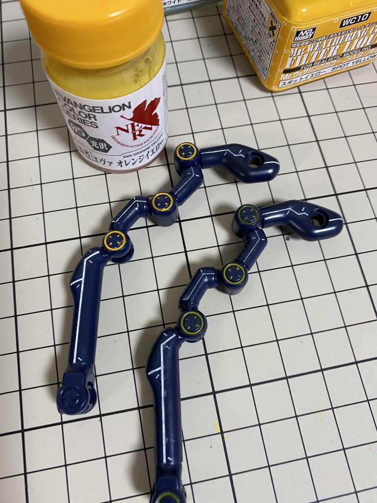 上:エヴァオレンジイエロー下:ウェザリングカラーのイエロー